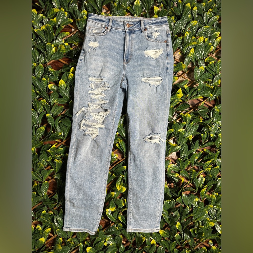 American Eagle Distressed Mom Jean Size 4